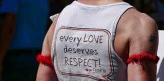 Mann mit T-Shirt und Aufschrift: every love deserves respect