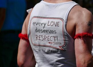 Gesprächsabend: LSBTI* und der Krieg in der Ukraine Mann mit T-Shirt und Aufschrift: every love deserves respect