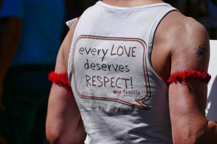 Mann mit T-Shirt und Aufschrift: every love deserves respect