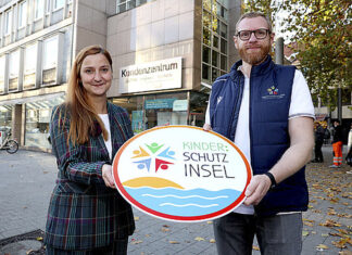 Partnerschaft mit Kinderschutzallianz: ÜSTRA hilft mit „Kinder:Schutzinseln“ ÜSTRA Vorständin Denise Hain und Moritz Meyer, Kinderschutzallianz, erklären das GVH Kundenzentrum zur "Kinder:Schutzinsel"