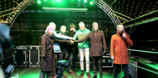 Weihnachtsmarkt in hannover feierlich eröffnet. Gemeinsam wurde die Beleuchtung am Weihnachtsbaum vor der Marktkirche eingeschaltet.