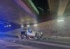 PKW durchbricht Brückenabsperrung und stürzt mit Fahrerin 7 Meter von Brücke in die Tiefe.