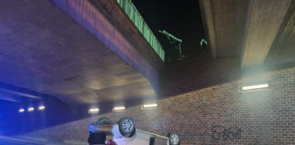 PKW durchbricht Brückenabsperrung und stürzt mit Fahrerin 7 Meter von Brücke in die Tiefe.