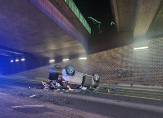 PKW durchbricht Brückenabsperrung und stürzt mit Fahrerin 7 Meter von Brücke in die Tiefe PKW durchbricht Brückenabsperrung und stürzt mit Fahrerin 7 Meter von Brücke in die Tiefe.