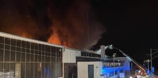 Feuer im Gewerbebetrieb in Krähenwinkel