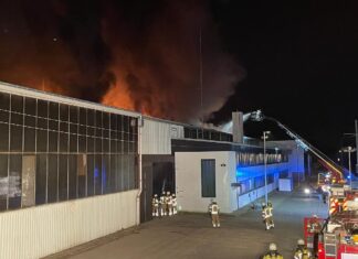 Feuer im Gewerbebetrieb in Krähenwinkel Feuer im Gewerbebetrieb in Krähenwinkel