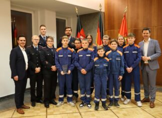 Krach und Provenzano würdigen beste Jugendfeuerwehr Deutschlands Feierstunde im Regionshaus für Jugendliche und Betreuer*innen der Jugendfeuerwehr