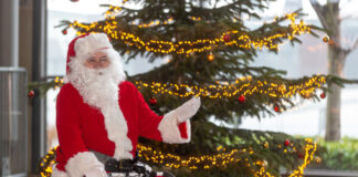 Weihnachtsmann verbreitet weihnachtliche Stimmung