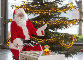 ASB sorgt für Lichtblicke und weihnachtliches Flair für Geflüchtete in der Messehalle Weihnachtsmann verbreitet weihnachtliche Stimmung