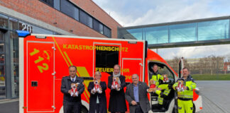 Feuerwehrchef Christoph Bahlmann (li.) bedankt sich zusammen mit den Notfallsanitätern Axel Kernbach und Torsten Brill bei Messe-Projektleiter Bernd Heinold (3.v.li.), vfdb- Projektkoordinator Ludwig (4.v.li.) und AVMS-Geschäftsführerin Hunsicker für die Spende der Stofftiere.