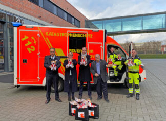 Kuscheltierspende an den hannoverschen Rettungsdienst Feuerwehrchef Christoph Bahlmann (li.) bedankt sich zusammen mit den Notfallsanitätern Axel Kernbach und Torsten Brill bei Messe-Projektleiter Bernd Heinold (3.v.li.), vfdb- Projektkoordinator Ludwig (4.v.li.) und AVMS-Geschäftsführerin Hunsicker für die Spende der Stofftiere.