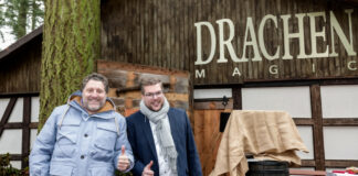 Dr. Fabrizio Sepe (li.), Hauptgesellschafter des RitterRost Magic Parks und Eigentümer des Serengeti-Parks und Bastian Lampe, Geschäftsführer vom Magic Park freuen sich die neue Attraktion für die Besucher freizugeben.