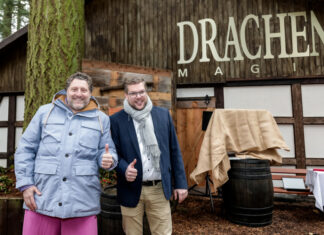 RitterRost Magic Park Verden: Neue Heimat für Fabulus Drachen Dr. Fabrizio Sepe (li.), Hauptgesellschafter des RitterRost Magic Parks und Eigentümer des Serengeti-Parks und Bastian Lampe, Geschäftsführer vom Magic Park freuen sich die neue Attraktion für die Besucher freizugeben.