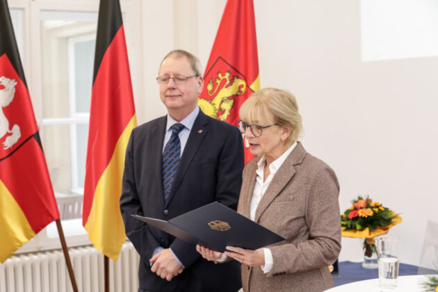 Die stellv. Regionspräsidentin Petra Rudszuck verliest den offiziellen Text zur Ordenübergabe.
