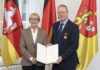 Die stellv. Regionspräsidentin Petra Rudszuck und Ordensträger Wilhelm Zabel.