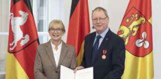 Die stellv. Regionspräsidentin Petra Rudszuck und Ordensträger Wilhelm Zabel.