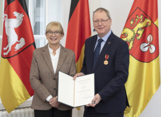 Wilhelm Zabel erhält Verdienstmedaille des Verdienstordens der Bundesrepublik Deutschland Die stellv. Regionspräsidentin Petra Rudszuck und Ordensträger Wilhelm Zabel.