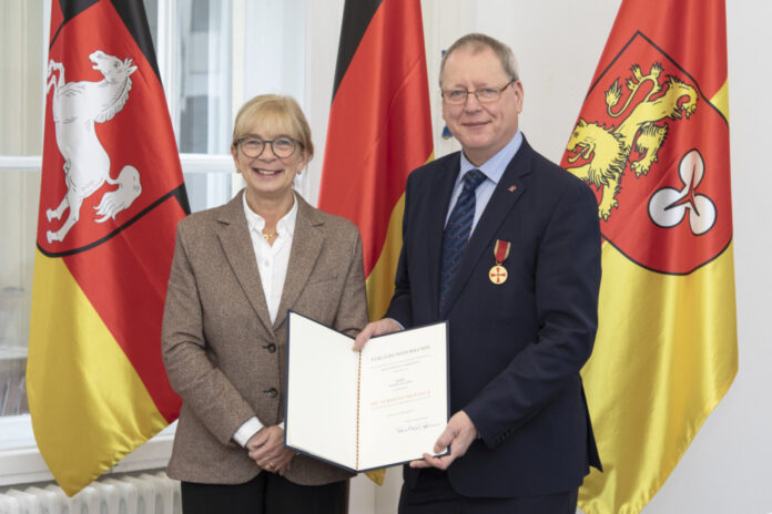 Die stellv. Regionspräsidentin Petra Rudszuck und Ordensträger Wilhelm Zabel.