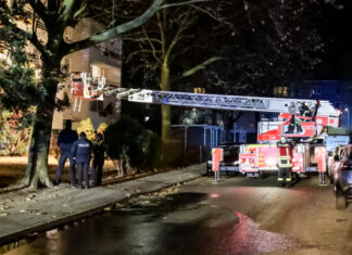 Wohnungsbrand in Mehrfamilienhaus in Garbsen Feuerwehreinsatz