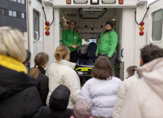 Ukrainische Kinder besuchen den ASB Betreuerin Nina Kirchstein (li) und Landesjugendleiterin Svenja Lürig.