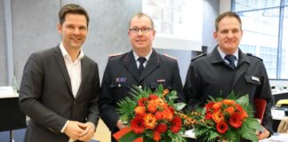 Regionspräsident Steffen Krach (v. l.) ernennt Tobias Jacob und Tim Herrmann für sechs Jahre ins Beamtenverhältnis als Ehrenbeamte der Region.