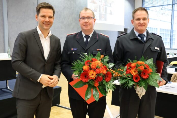 Regionspräsident Steffen Krach (v. l.) ernennt Tobias Jacob und Tim Herrmann für sechs Jahre ins Beamtenverhältnis als Ehrenbeamte der Region.