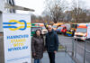 Die Vorsitzende des Ukrainischen Vereins Niedersachsen, Oksana Janzen, und Hannovers Oberbürgermeister Belit Onay stehen vor den Fahrzeugen, die für die ukrainische Stadt Mykolajiw bestimmt sind.