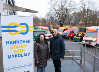 Hannover schickt Radlader, Rettungswagen und Transporter ins kriegszerstörte Mykolajiw Die Vorsitzende des Ukrainischen Vereins Niedersachsen, Oksana Janzen, und Hannovers Oberbürgermeister Belit Onay stehen vor den Fahrzeugen, die für die ukrainische Stadt Mykolajiw bestimmt sind.