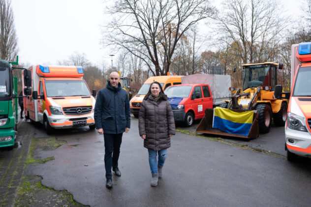 Die Vorsitzende des Ukrainischen Vereins Niedersachsen, Oksana Janzen, und Hannovers Oberbürgermeister Belit Onay stehen vor den Fahrzeugen, die für die ukrainische Stadt Mykolajiw bestimmt sind.