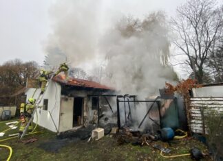 Feuerwehr löscht Gartenlaube in Kleingartenkolonie Laubenbrand - Feuerwehreinsatz