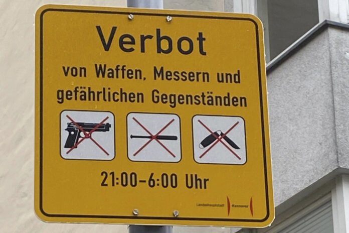 Beispielfoto eines Schildes zur Kennzeichnung der Waffenverbotszone