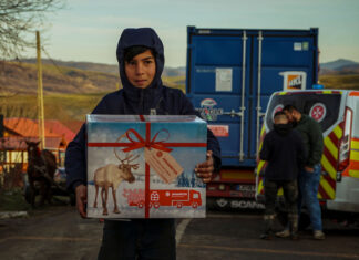 Johanniter-Weihnachtstrucker kehren zurück – Pakete für die Ukraine im Zielgebiet angekommen Verteilaktion in Rumänien - Johanniter Weihnachtstrucker