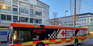 Im Auftrag der Region Hannover impft das Team in einem umgebauten Linienbus in der Schmiedestraße nahe der Marktkirche.