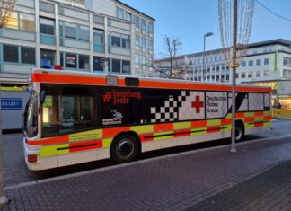 Rotkreuz-Impfteam impft auch am Wochenende auf dem Weihnachtsmarkt Im Auftrag der Region Hannover impft das Team in einem umgebauten Linienbus in der Schmiedestraße nahe der Marktkirche.
