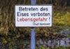 Schild: Betreten des Eises verboten