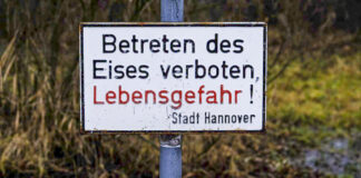 Schild: Betreten des Eises verboten