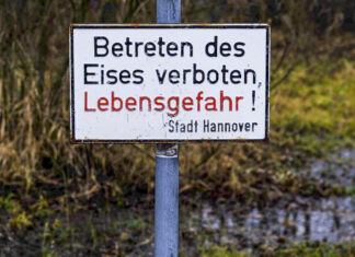 Betreten zugefrorener Gewässer lebensgefährlich Schild: Betreten des Eises verboten