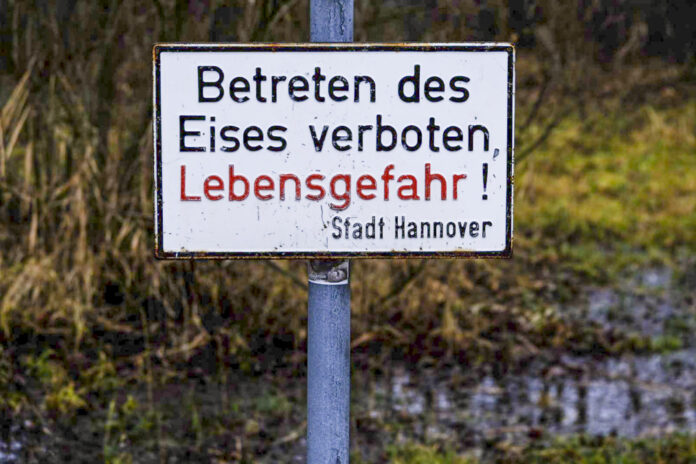 Schild: Betreten des Eises verboten