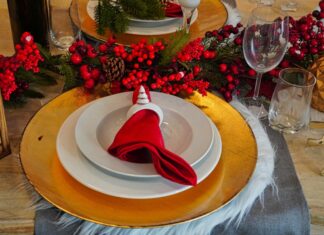 Heiligabend in Gemeinschaft feiern: Weihnachtsstuben feiern 60-jähriges Jubiläum Gedeckter Weihnachtstisch - Esstisch