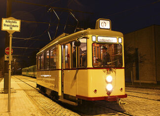 Von Bethlehem nach Hannover: ÜSTRA Oldtimer verteilen Friedenslicht ÜSTRA Oldtimer-Straßenbahn