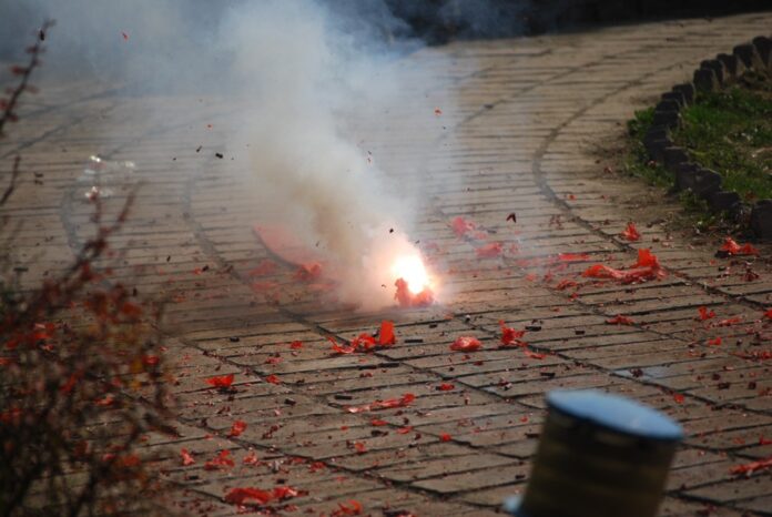 Themenfoto: Explodierender Feuerwerkskörper