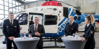 (vo.li.) Polizeivizepräsident Uwe Lange, Boris Pistorius - Niedersächsischer Minister für Inneres und Sport, der ehemalige Leiter der Polizeihuschrauberstaffel, Polizeioberrat Stefan Bruns und Polizeirätin Natalie Preiß, die neue Leitung der Polizeihubschrauberstaffel.