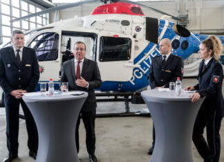 Polizeihubschrauberstaffel Niedersachsen unter neuer Führung (vo.li.) Polizeivizepräsident Uwe Lange, Boris Pistorius - Niedersächsischer Minister für Inneres und Sport, der ehemalige Leiter der Polizeihuschrauberstaffel, Polizeioberrat Stefan Bruns und Polizeirätin Natalie Preiß, die neue Leitung der Polizeihubschrauberstaffel.