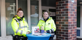 Die Polizeioberkommissarinnen Gaschler (li.) und Latzel informierten zu aktuellen Themen