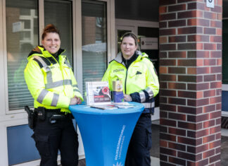 Langenhagen: Kriminalitätsprävention an den Elisabeth-Arkaden und am Einkaufszentrum Osttor Die Polizeioberkommissarinnen Gaschler (li.) und Latzel informierten zu aktuellen Themen