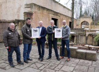 Tierisch spannende Kommunikation im Erlebnis-Zoo Hannover vo.Li.: Andreas M. Casdorff, Thomas Schmieske, Marcus Wolhgemuth und Frank Rodewald mit den Patenschaftsurkunden .