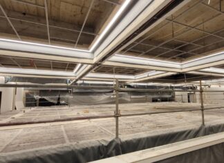 Theatersaal Langenhagen: Spielbetrieb startet vor den Osterferien Noch dominiert das Baugerüst den Theatersaal; es soll im Laufe dieses Monats abgebaut werden.