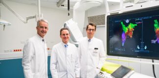 Moderne Technik: Professor Dr. Frank Lammert, Vizepräsident der MHH, Professor Dr. Johann Bauersachs, Direktor der Klinik für Kardiologie und Angiologie, und Professor Dr. David Duncker, Leiter des Hannover Herzrhythmus Centrum (von links), im neuen Elektrophysiologie-Labor.