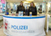 Die beiden Polizeioberkommissarinnen Gaschler (li.) und Latzel informieren zu aktuellen Themen und freuen sich über viele Besucher*innen.
