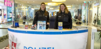 Die beiden Polizeioberkommissarinnen Gaschler (li.) und Latzel informieren zu aktuellen Themen und freuen sich über viele Besucher*innen.